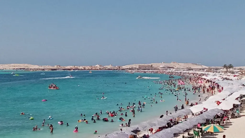 لليوم الرابع.. استمرار غلق الشواطئ المفتوحة بمرسى مطروح بسبب ارتفاع الأمواج