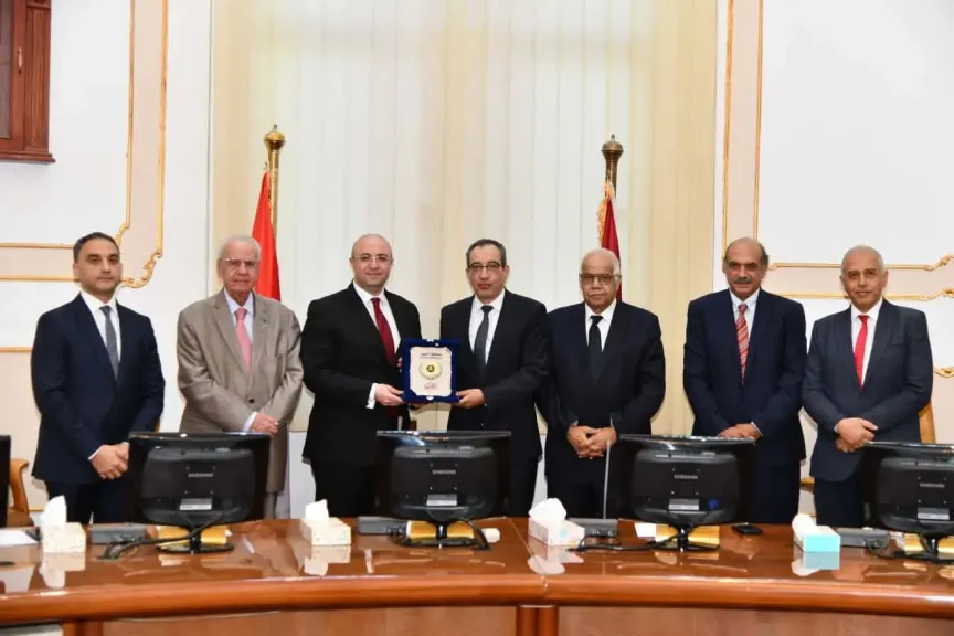 محافظ الفيوم يمنح رئيس الجامعة السابق درع المحافظة تقديرا لمسيرته وإنجازاته