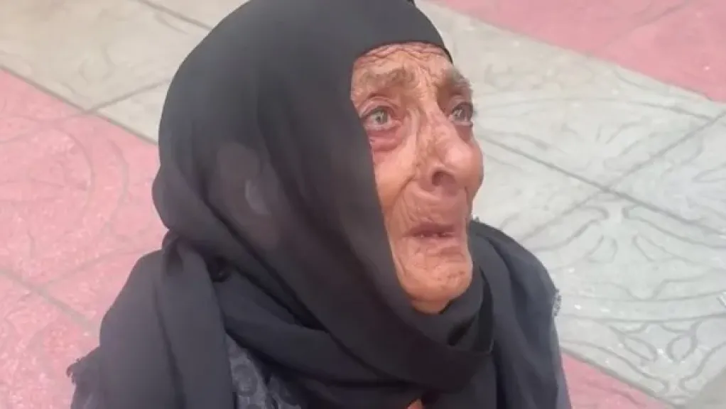 فيديو سيدة مسنة تبكي بسبب خلافات أسرية يشعل تفاعلًا واسعًا على مواقع التواصل