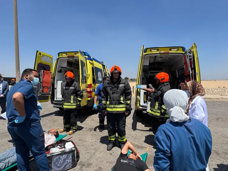 مطار القاهرة ينفذ تجربة طوارئ لمحاكاة حريق أتوبيس ركاب لرفع جاهزية فرق الإنقاذ