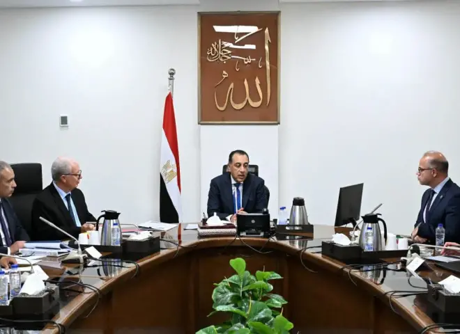 رئيس الوزراء يناقش مقترحات نقل ملكية عدد من الشركات القابضة وشركاتها التابعة من قطاع الأعمال العام