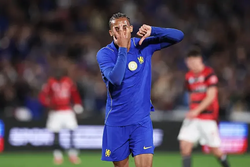 تشيلسي يغلق الباب أمام برشلونة ويحصّن جواو بيدرو بعقد جديد