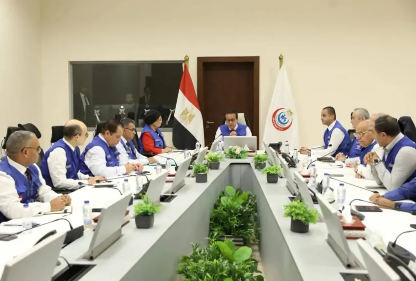 وزير الصحة يترأس غرفة الأزمات.. ويوجه باستمرار رفع درجة الاستعداد بالمستشفيات لمدة 48 ساعة بعد الهزة الأرضية