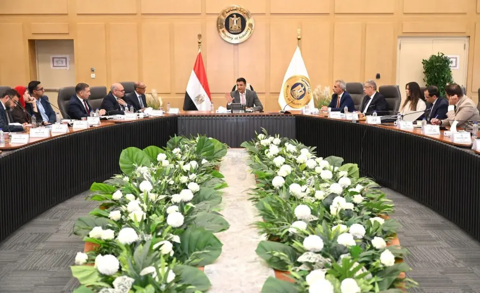 وزير الصناعة يبحث الخطوات التنفيذية لزيادة المكون المحلي بصناعة السيارات وتصنيع هيكل السيارات بالكامل محلياً