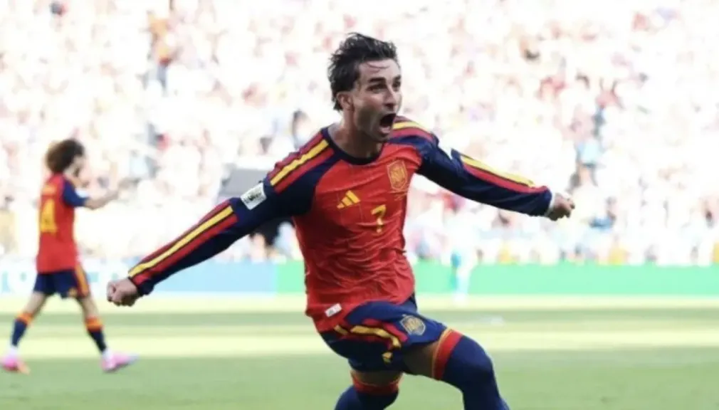 فيران توريس يخطف الأنظار خارج الملعب بعد تتويجه مع إسبانيا بكأس العالم