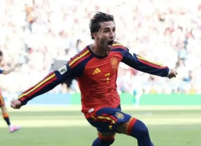 فيران توريس يخطف الأنظار خارج الملعب بعد تتويجه مع إسبانيا بكأس العالم