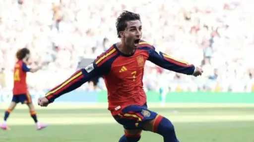 فيران توريس يخطف الأنظار خارج الملعب بعد تتويجه مع إسبانيا بكأس العالم