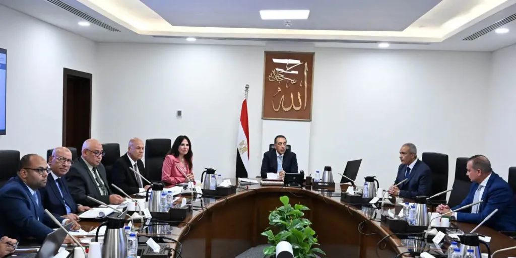 رئيس الوزراء يتابع الموقف التنفيذي لمشروعات مياه الشرب والصرف الصحي