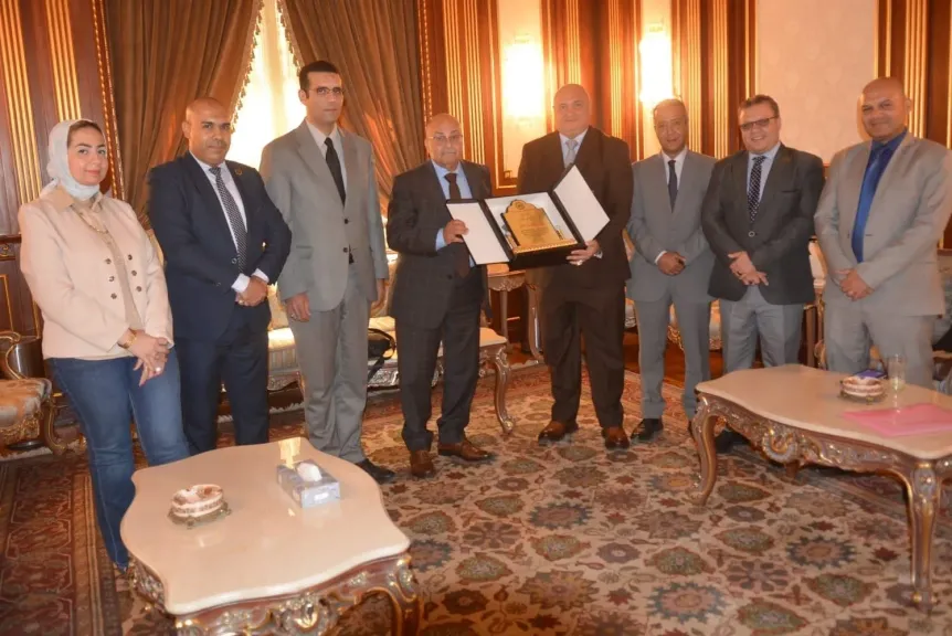 نقابة العاملين بالنيابات والمحاكم تهنئ رئيس نادي قضاة مصر.. وتثمن اهتمامه بدعم العاملين وتعزيز منظومة العدالة