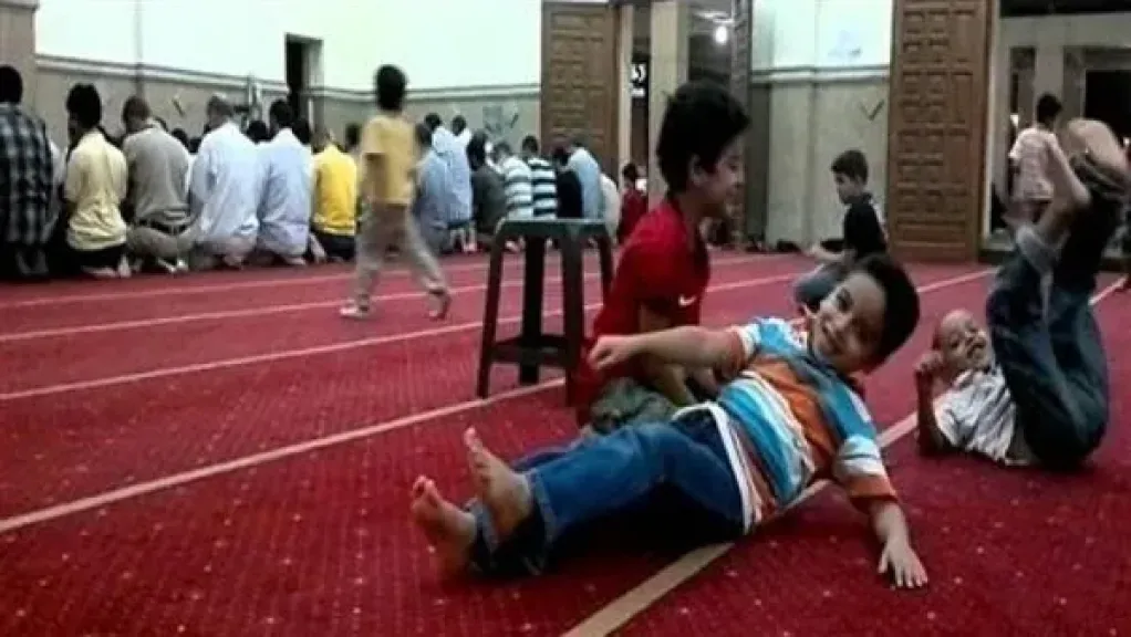 حكم اصطحاب الأطفال الصغار إلى صلاة الجمعة.. الأزهر للفتوى يحسم الجدل