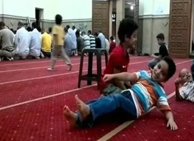 حكم اصطحاب الأطفال الصغار إلى صلاة الجمعة.. الأزهر للفتوى يحسم الجدل