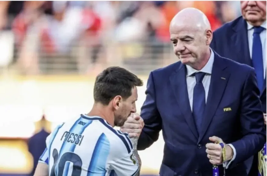 الاتحاد الأرجنتيني يحسم موقفه من إنفانتينو وسط دعوات رحيله عن «فيفا»