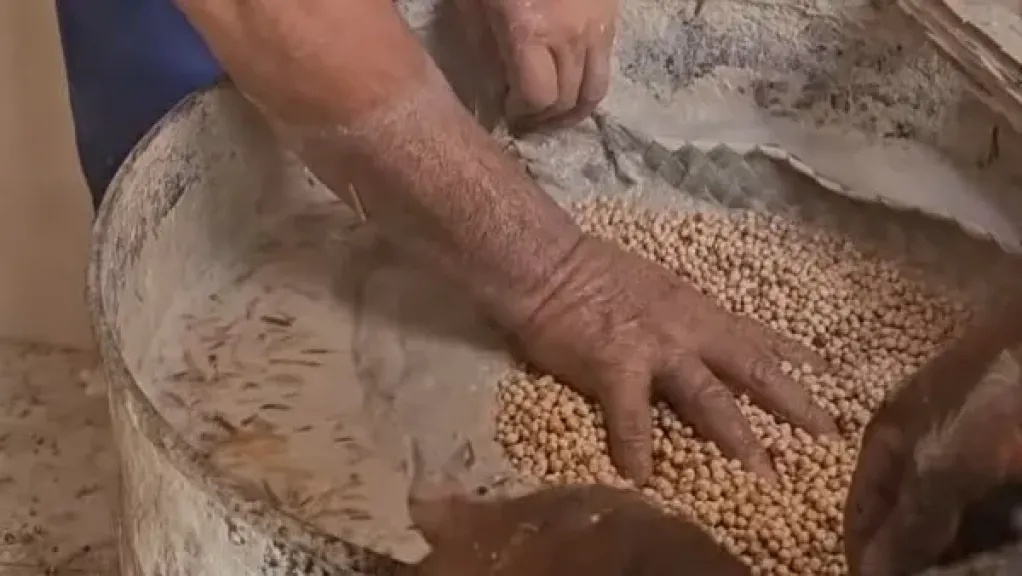 تحذير من استخدام الجير في تجهيز حمص حلاوة المولد.. ما خطورته؟