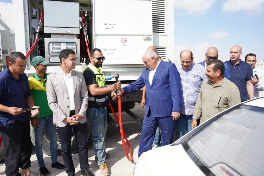 محافظ مطروح يتفقد سيارتين لتموين غاز السيارات...  ويوجه بالإسراع في تحويل محطات الوقود للعمل بالغاز