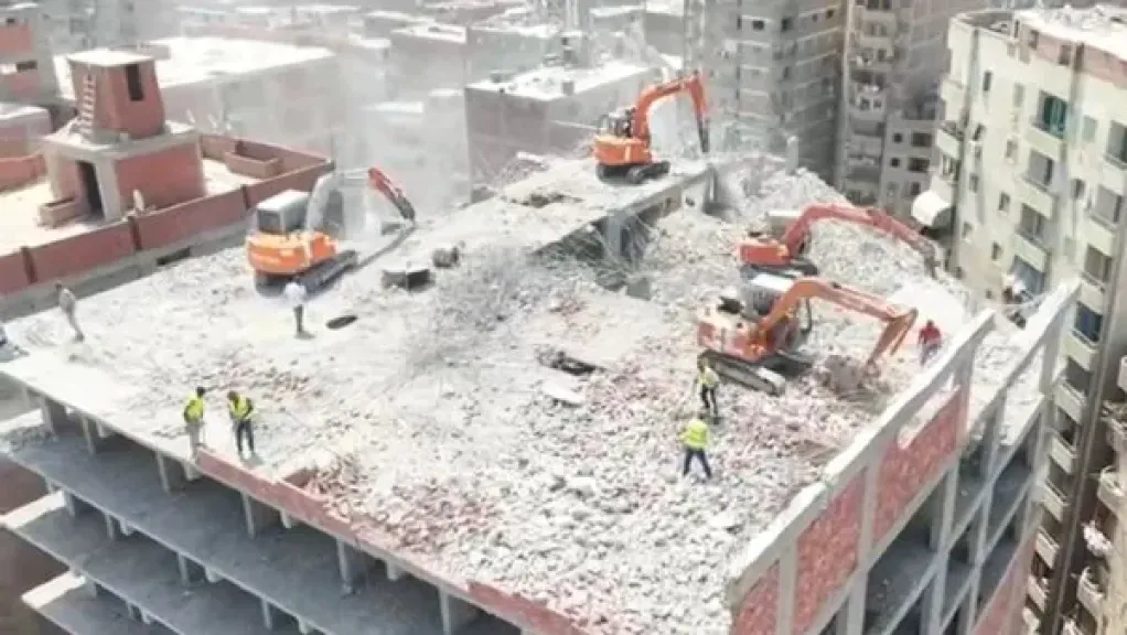 إزالة عقار من 13 طابق بالقاهرة لمخالفة شروط الترخيص