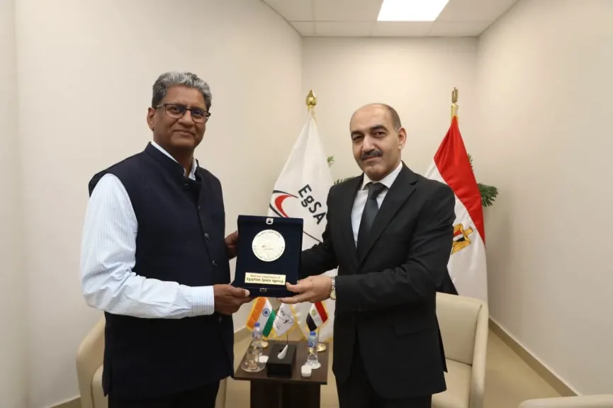 الرئيس التنفيذي لوكالة الفضاء المصرية يبحث مع السفير الهندي بالقاهرة سبل التعاون في الاستخدامات السلمية للفضاء الخارجي