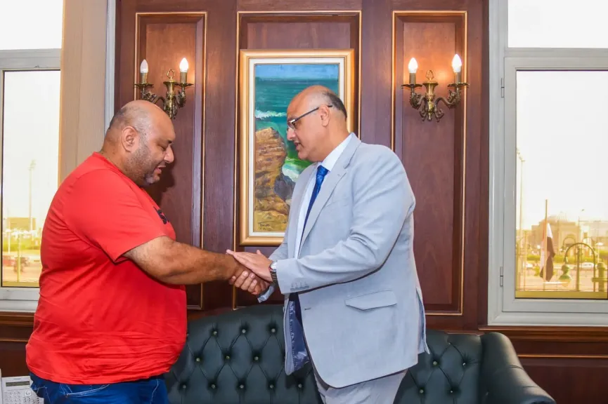 محافظ الإسكندرية يكرم أسرة الشاب زياد تقديرًا لموقفه البطولي وتضحيته لإنقاذ 6 أشخاص من الغرق