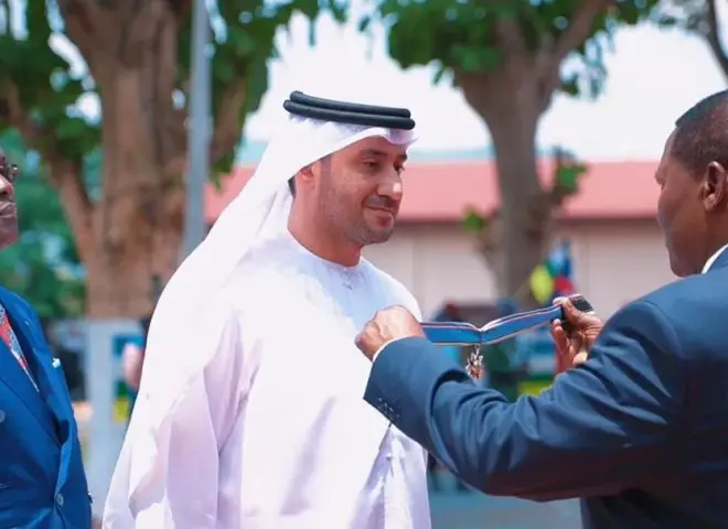 رئيس أفريقيا الوسطى يمنح علي الشمري وسام الاستحقاق برتبة قائد