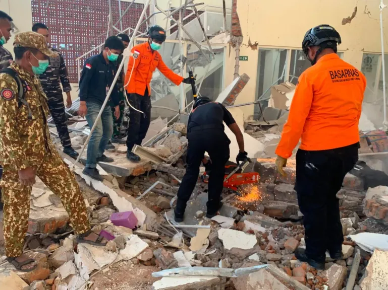 زلزال بقوة 7.7 درجة يضرب إندونيسيا.. تفاصيل الهزة الأرضية