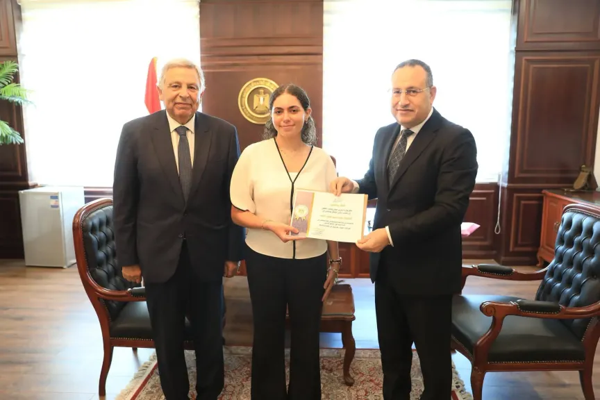 وزير التعليم العالي يكرم الطالبة هيا عمرو لمشاركتها في إسعاف مصابي مول «أرابيلا بلازا»