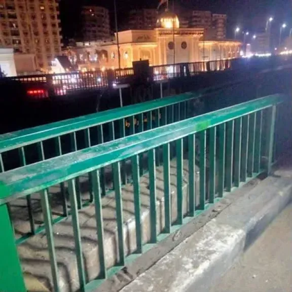 استجابة فورية.. إصلاح تلفيات الفواصل الحديدية بكوبري القبة
