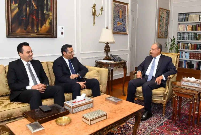 وزير الخارجية يستقبل نقيب الصحفيين ويشيد بالدور الوطني للصحافة المصرية