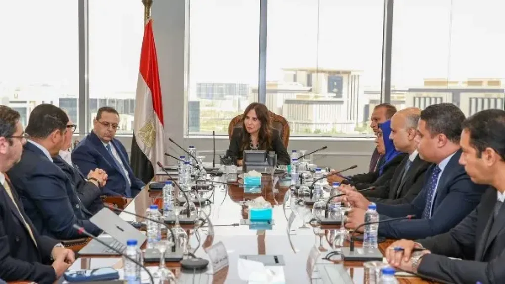 وزيرة الإسكان تبحث مع فوربس العالمية تنفيذ برج صفر انبعاثات كربونية في مصر