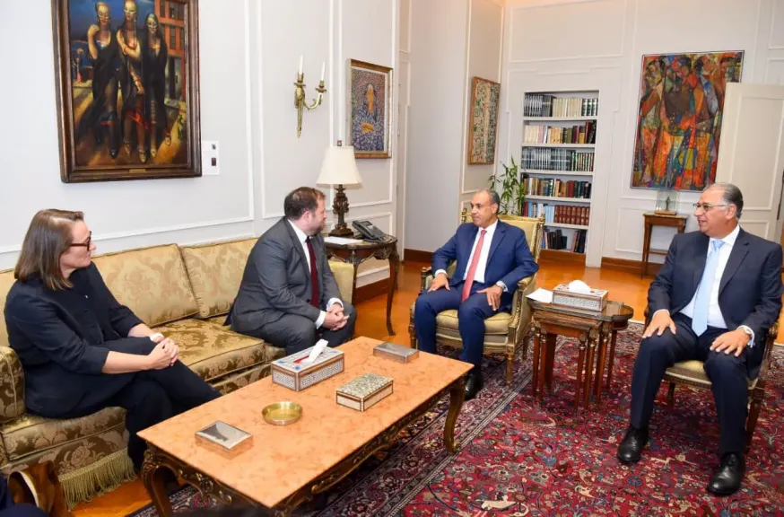 وزير الخارجية يستقبل وزير الدولة البريطاني للشرق الأوسط