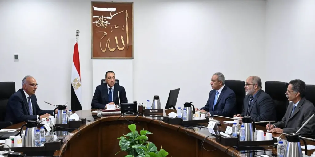 رئيس الوزراء يتابع جهود الدولة لحماية الشواطئ ومخطط استعادة شواطئ الإسكندرية