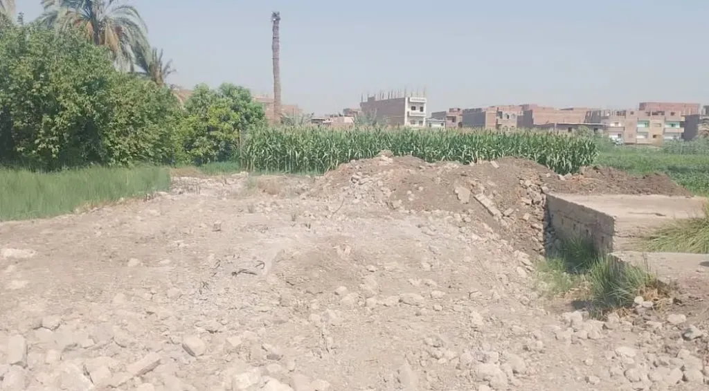 استجابة لمطالب الأهالي.. تسليم موقع مدرسة عزبة شهات بالمنيا لبدء الإنشاء بعد 25 عاما