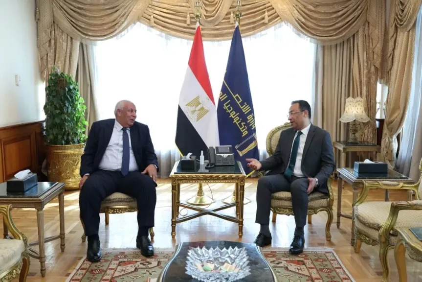 وزير الاتصالات يبحث مع محافظ مطروح تطوير البنية التحتية والتحول الرقمي بالمحافظة