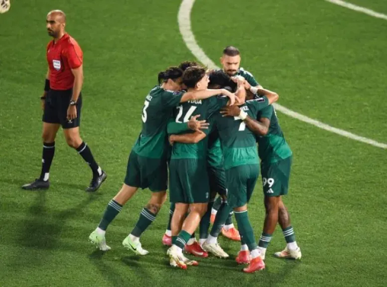 نجم أهلي جدة يقترب من العودة إلى الملاعب