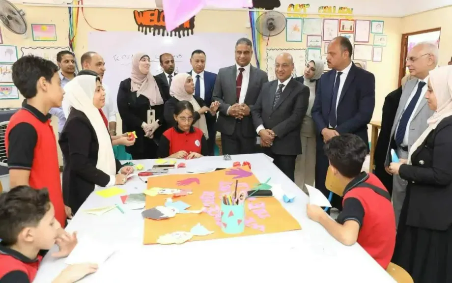نائبا محافظ الوادي الجديد ووزير التعليم يتفقدان عددا من المدارس لبحث احتياجاتها استعدادا لدخول الخدمة