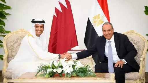 وزير الخارجية يبحث مع رئيس مجلس الوزراء وزير خارجية دولة قطر الشقيقة تعزيز العلاقات الثنائية ومستجدات الأوضاع الاقليمية فى العلمين
