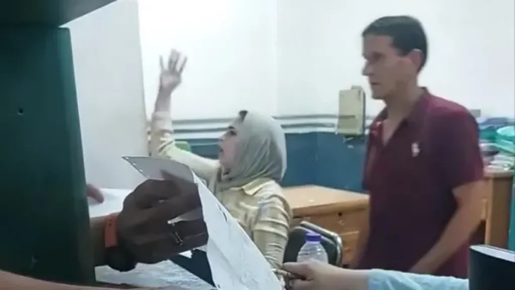 إيقاف موظفة بتأمينات الهرم وإحالتها للتحقيق بعد التعدي على مواطن أثناء تلقي الخدمة