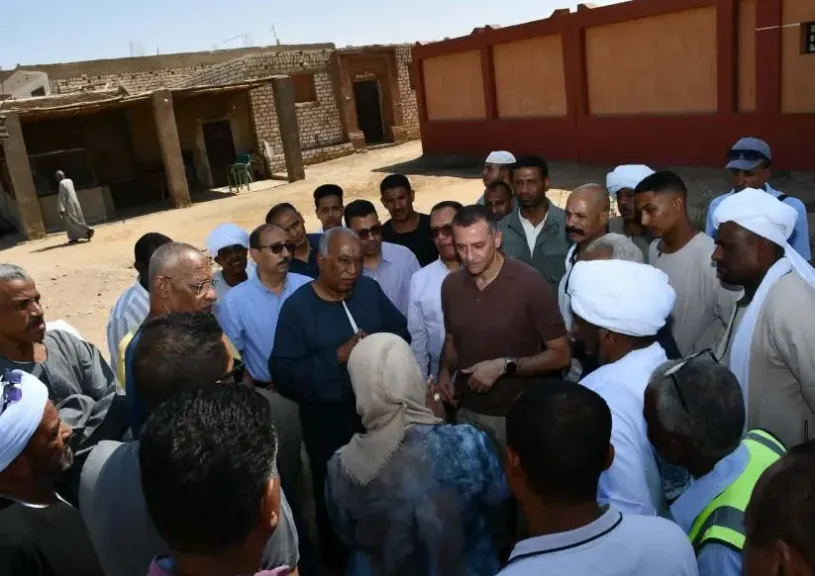 محافظ أسوان يتفقد مدرسة بنبان للوقوف على مشكلة ارتفاع منسوب المياه داخلها