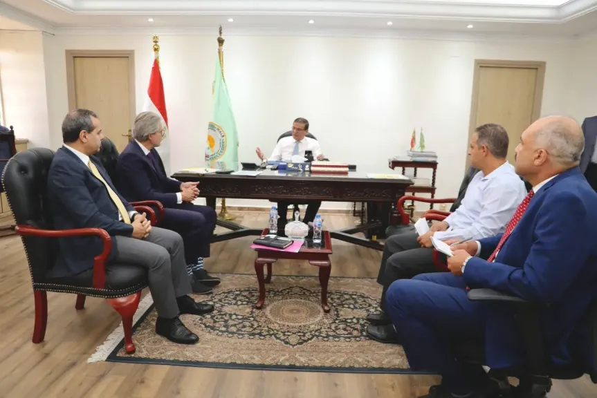 وزير الزراعة يستعرض مع المستشار الزراعي الهولندي فرص الاستثمار وتطوير التعاونيات