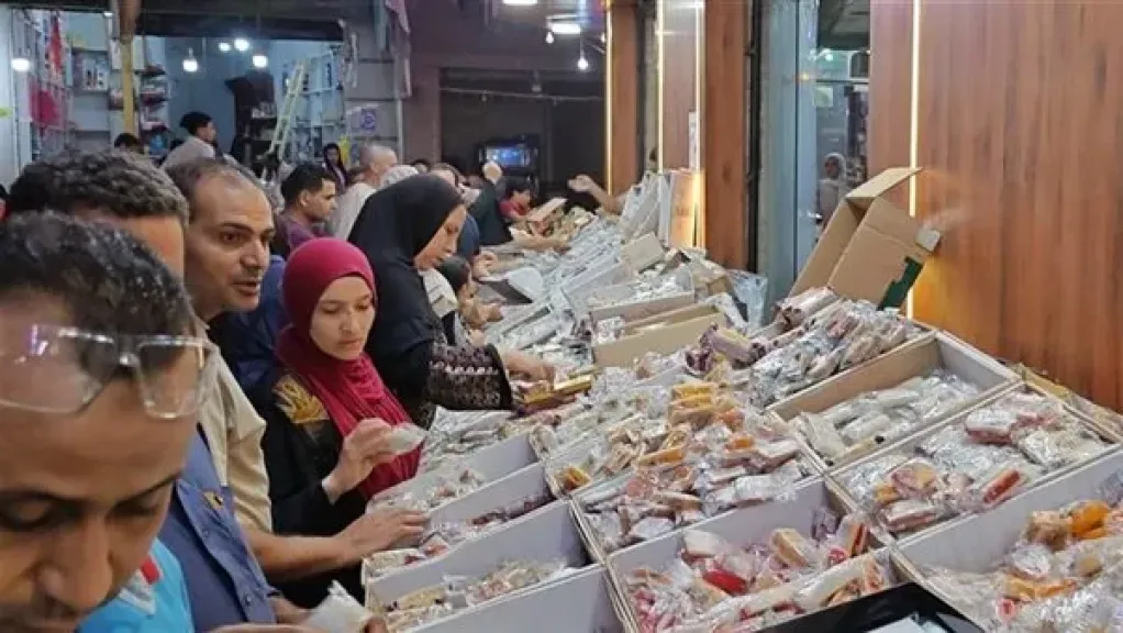 «الأزهر للفتوى» يحسم الجدل بشأن حكم شراء حلوى المولد النبوي