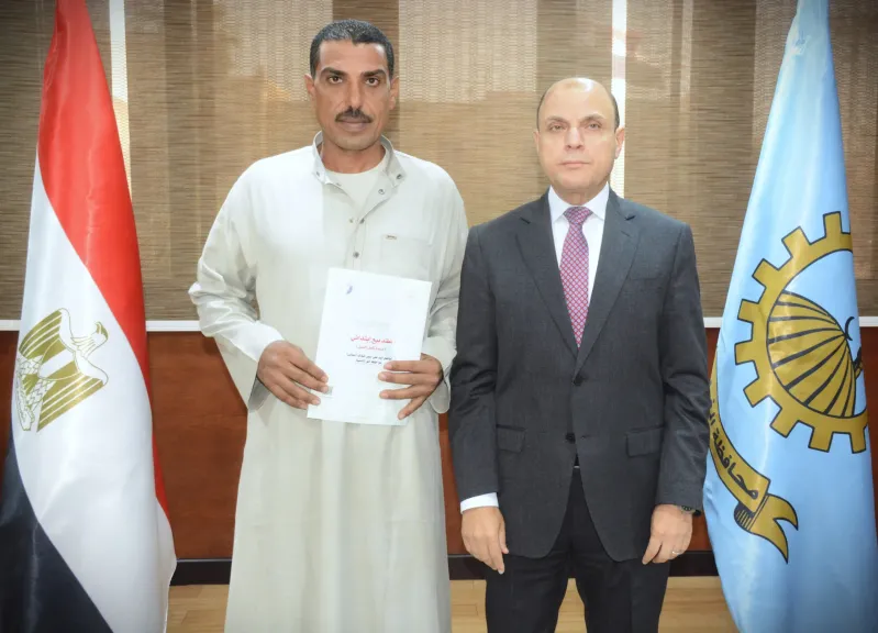محافظ الغربية يُسلّم 5 عقود تقنين لأراضي أملاك الدولة للمستفيدين عبر المنصة الوطنية