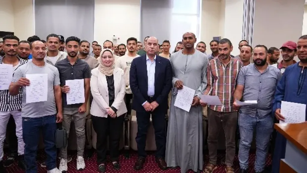 فرص عمل بالأردن.. وزير العمل يسلم عقودًا للشباب بعد اجتياز اختبارات العمالة الزراعية