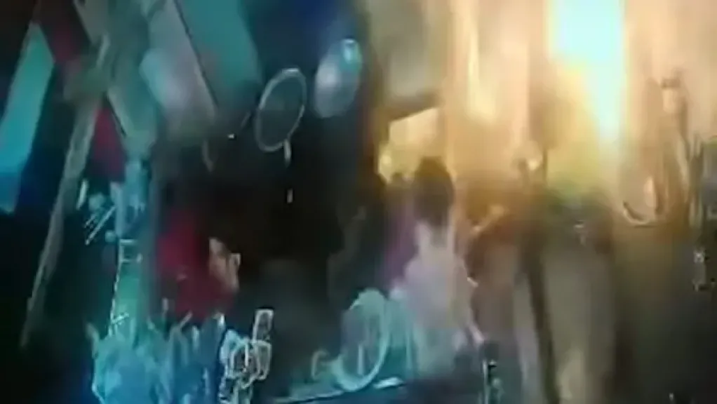 شجاعة تنقذ الأرواح.. شخصان يسيطران على أسطوانة غاز مشتعلة داخل مطعم بالإسكندرية