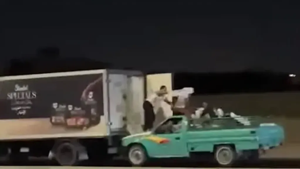 فيديو صادم.. أشخاص يسرقون بضائع من سيارة نقل أثناء سيرها بسرعة