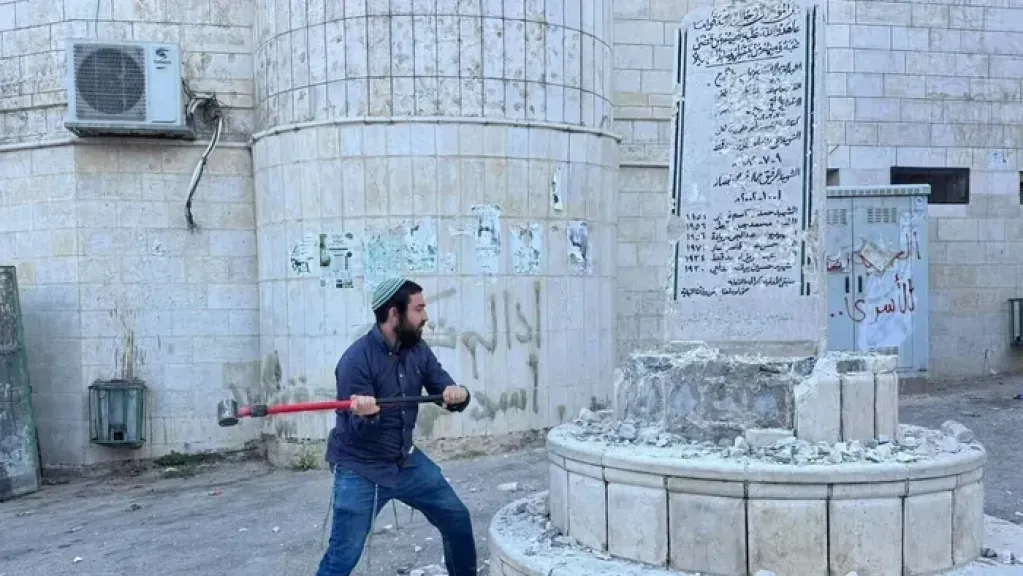 عضو بالكنيست يشارك مستوطنين في تحطيم نصب تذكاري لفلسطينيين قرب نابلس