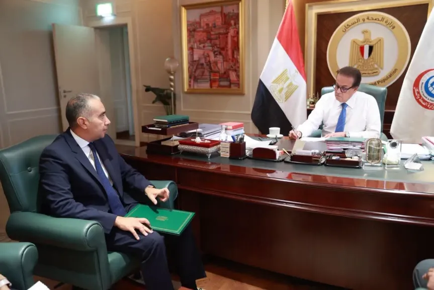 وزير الصحة يبحث مع سفير مصر لدى أوغندا تعزيز سبل التعاون في القطاع الصحي بين البلدين