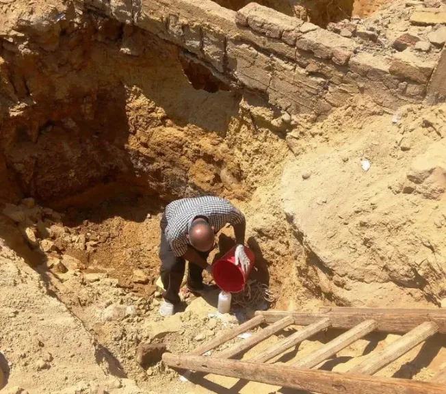 محافظ أسوان يتابع مواجهة تسرب المياه وتصدع منازل نجع السايح بعد شكاوى الأهالي