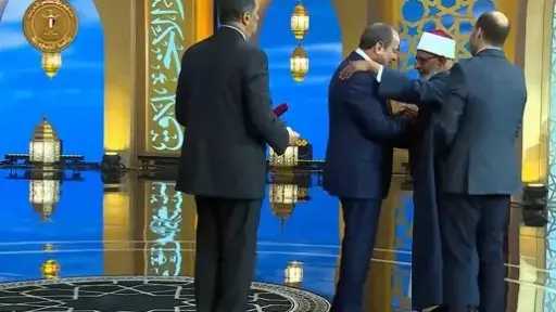 الرئيس السيسي يكرّم عددا من علماء الأزهر والأوقاف والنابهين بوسام العلوم والفنون من الطبقة الأولى