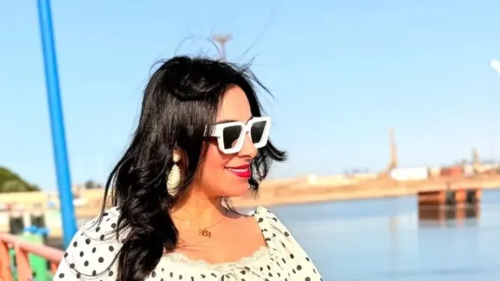 هجوم على سيارة المطربة رحمة عصام بالطريق الإقليمي الجديد.. 4 ملثمين يحطمون الزجاج