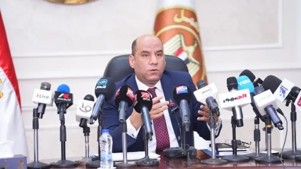 وزير العمل يعلن قواعد لائحة تنظيم العمل بالقطاع الخاص.. حظر حجز جوازات العمال والفصل التأديبي بحكم المحكمة
