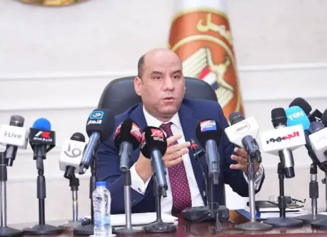 وزير العمل يعلن قواعد لائحة تنظيم العمل بالقطاع الخاص.. حظر حجز جوازات العمال والفصل التأديبي بحكم المحكمة