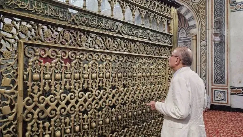 السفير التركي يزور مسجد السيد البدوي بطنطا ويوثق زيارته بالصور